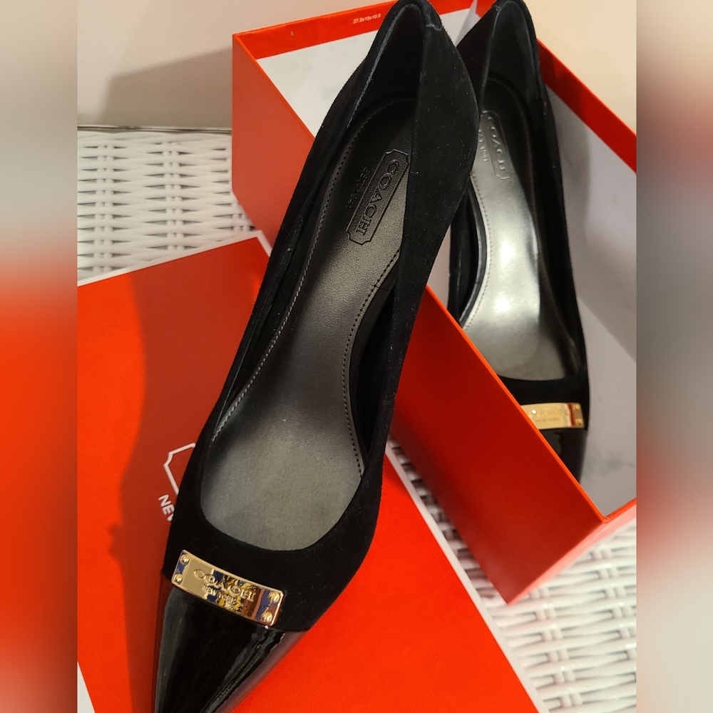 Luxe COACH New In Box Heels Black Patent and Suede Gold Hardware, 'Zan'